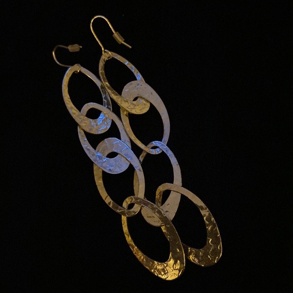 Long lightweight metallic dangle earrings - Picture 3 of 4